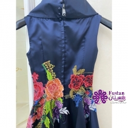 فستان كحلي مع ورود